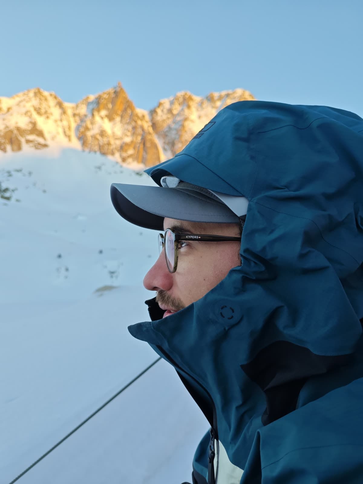 Amanecer en la montaña con las cumbres teñidas de naranja