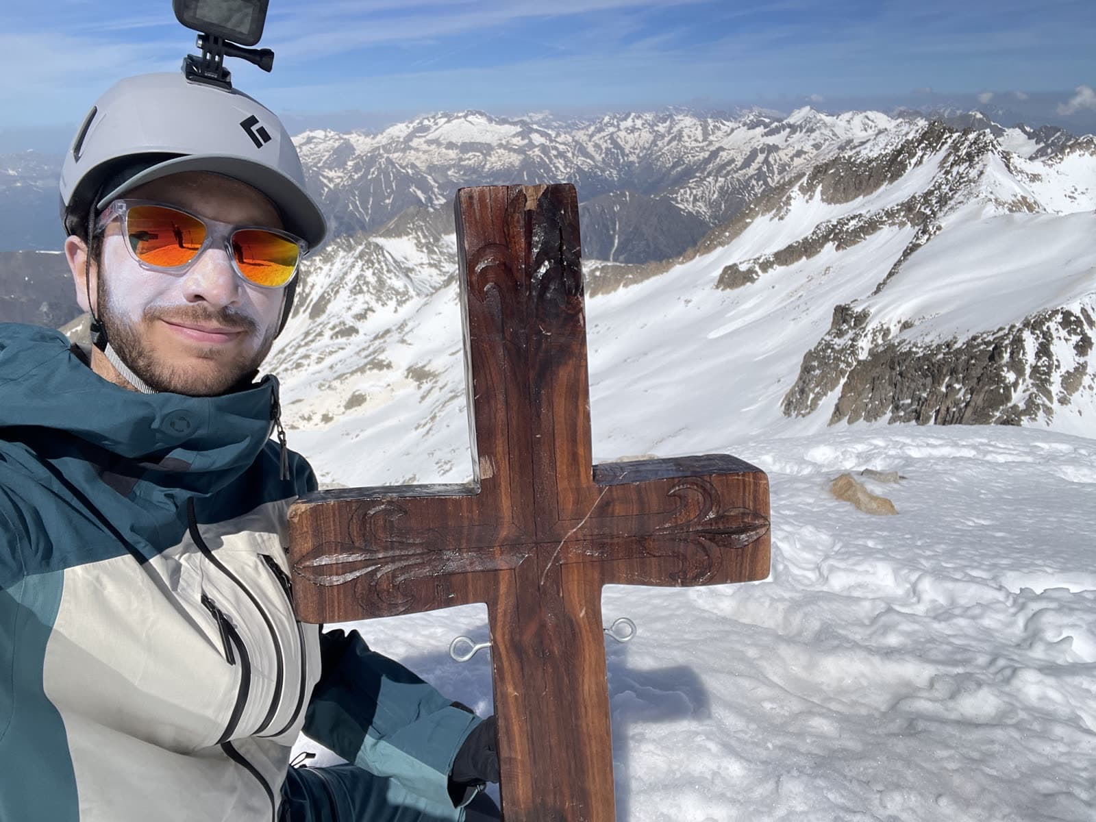 Selfi en la cruz de la cima
