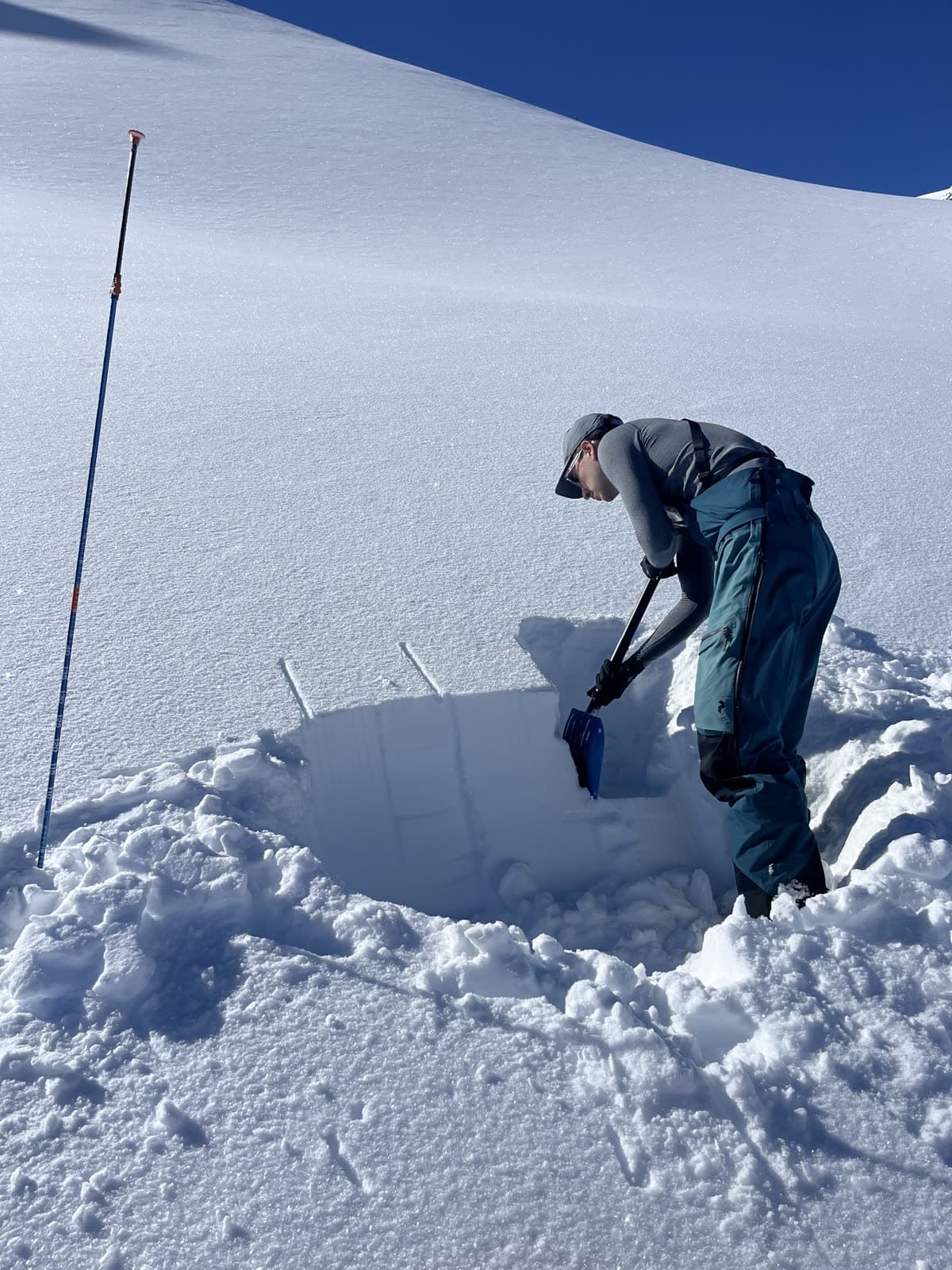 Haciendo un perfil de nieve con la pala ante una duda de inestabilidad del manto