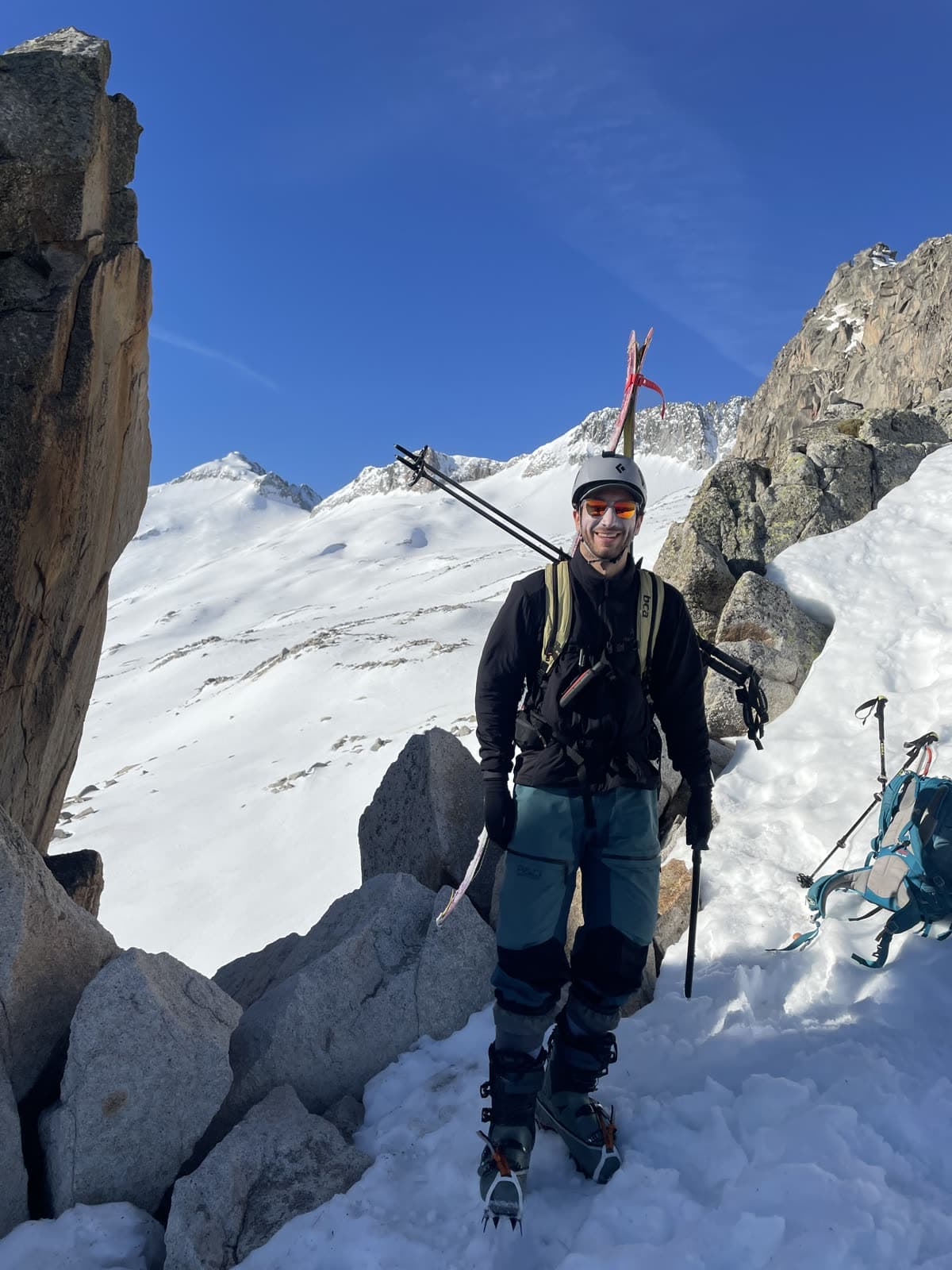 Tomás con los esquís a la espalda en el Pirineo